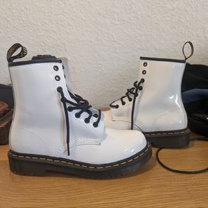 NWOT Dr Marten Smooth Leather Lace Up Boots